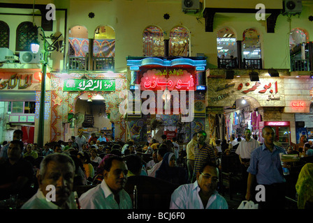 Während des Ramadan Menschen Essen in der Nacht und Ägypter lieben zu gehen für Speisen und Tees. Khan Al Khalili ist besonders beliebt in der Nacht Stockfoto