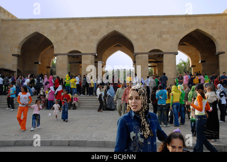 Azhar Park ist immer ein beliebter Ort für Ägypter zu gehen. Während der Eid El Fitr am Ende des Ramadan ist es vor allem damit beschäftigt. Stockfoto