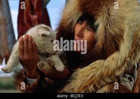 Alaska Native Eskimo-Frau mit Welpen Kotzebue Alaska im Sommer Fell parka Stockfoto