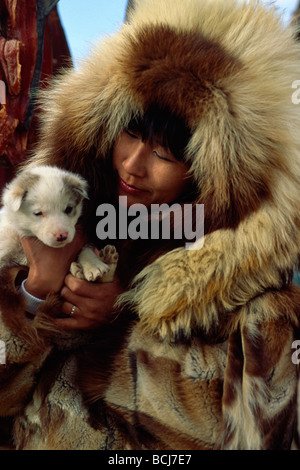 Alaska Native Eskimo-Frau mit Welpen Kotzebue Alaska im Sommer Fell parka Stockfoto