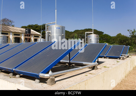 Sonnenkollektoren in Mysore, Indien. Die Platten sind zur Erzeugung von Strom für den Einsatz in der Seidenfabrik verwendet. Stockfoto