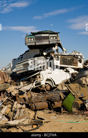 Stapel von Autos Automobile Fahrzeuge in Unfall recycling Hof gegen blauen Himmel Barstow, Kalifornien USA Stockfoto