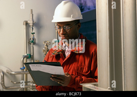 Afrikanisch-amerikanischer Ingenieur nimmt @ Arbeit Website AK SC Anchorage im Innenbereich Stockfoto