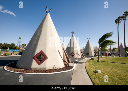 Tipi-förmigen Motelzimmer im Wigwam Motel an der Route 66 in Rialto, Kalifornien. Stockfoto