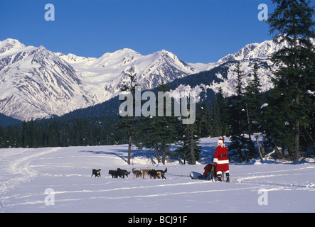 Santa Claus Mushing Hunde Chugach Mtns Yunan AK Winter Schnee Stockfoto