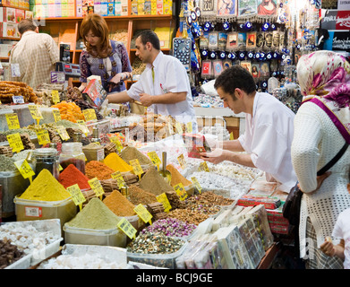 Gewürze zum Verkauf auf dem Gewürz-Basar in Istanbul Türkei Stockfoto