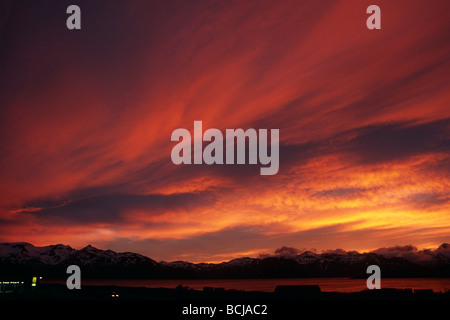 AK Südwest Aleutenkette Dutch Harbor Unalaska Sonnenuntergang Sommer Skyline Stockfoto