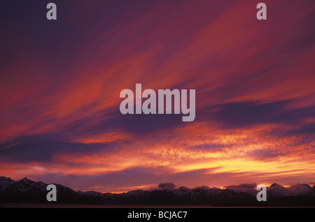 AK Südwest Aleutenkette Dutch Harbor Unalaska Sonnenuntergang Sommer Skyline Stockfoto
