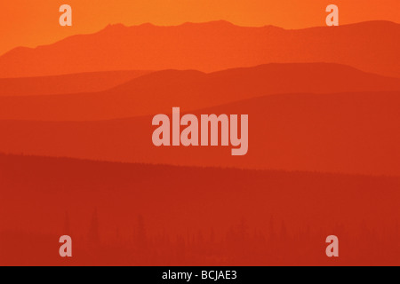 Bergkette roten Sonnenuntergang Sommer Orange Silhouette AK Stockfoto
