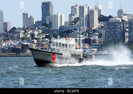 Coast Guard 47 Fuß Motor Rettungsboot basierend auf Suchanfragen Station Golden Gate San Francisco Bay für einen gemeldeten PIW (Person im Wasser) Stockfoto