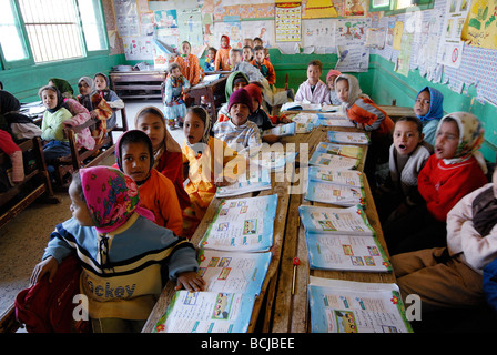 Eine überfüllte Klassenzimmer an einer Grundschule in Sohag in Oberägypten Stockfoto