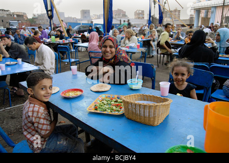 Während des Ramadan in ganz Ägypten reiche Leute und Firmen richten Sie Tabellen so genannte Ramadan Zelte für arme Menschen. Stockfoto