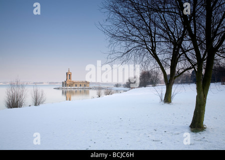 Normanton Kirche auf Rutland Water in der Nähe von Oakham nach Schneefall Stockfoto