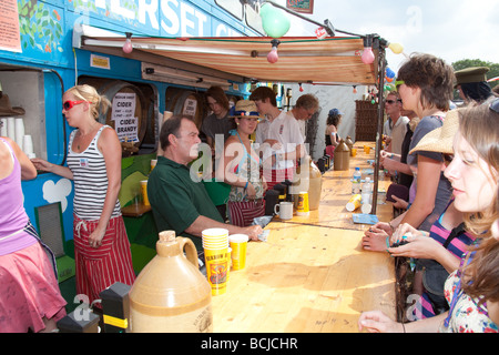 Apfelwein-Bus beim Glastonbury Festival 2009 Stockfoto