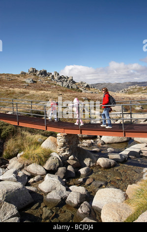 Wanderer-Brücke auf dem Weg zur Mt Kosciuszko Kosciuszko National Park Snowy Mountains New South Wales Australien Stockfoto