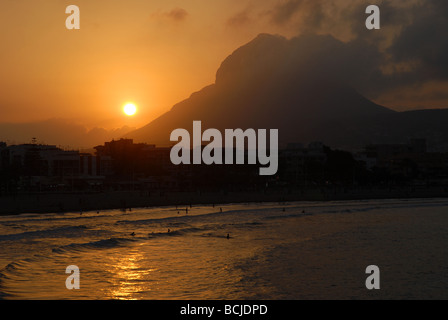 Blick über Bucht, Strand und Sonnenuntergang hinter dem Montgo Javea / Xabia, Provinz Alicante, Comunidad Valenciana, Spanien Stockfoto