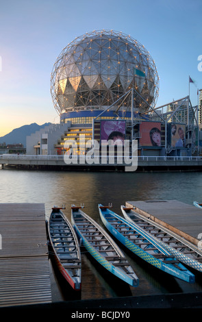 Blick auf False Creek und Telus World of Science bei Nacht, Vancouver, Britisch-Kolumbien, Kanada Stockfoto