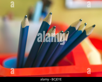 Buntstifte in Schule Töpfe Stockfoto