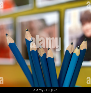 Buntstifte in Schule Töpfe Stockfoto