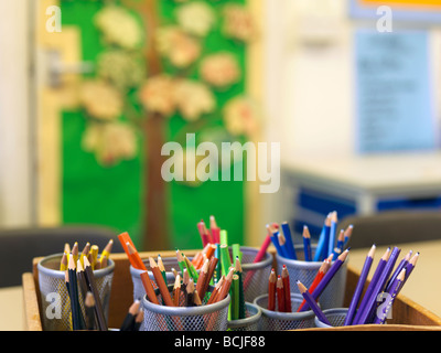 Buntstifte in Schule Töpfe Stockfoto