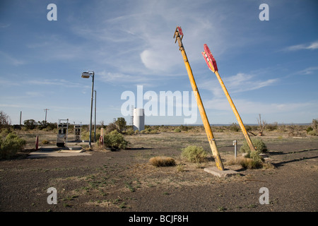 Reste von zwei großen indianischen Pfeile entlang der Autobahn Teil des ehemaligen am Straßenrand Attraktion in Twin Arrows, Arizona Stockfoto