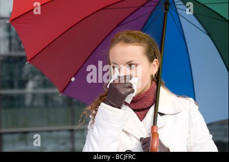 Junge Frauen mit Regenschirm. Stockfoto