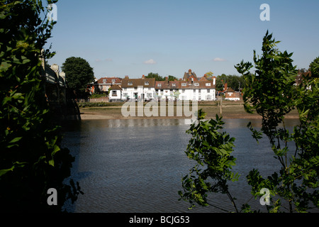 Blick über die Themse, die Bull es Head Pub, Strang auf dem Green, London, UK Stockfoto