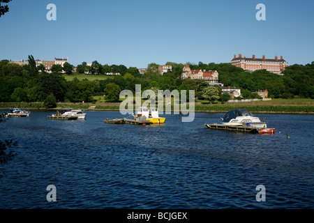 Blick über den Fluss Themse Petersham Wiesen und den Stern und Strumpfband Haus in Richmond Hill, Richmond, London, UK Stockfoto