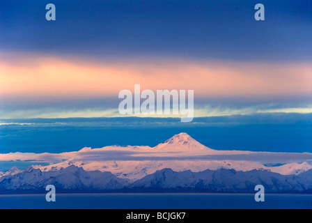 Iliamna Vulkan gesehen über Cook Inlet aus der Kenai-Halbinsel in Alaska Yunan im Winter Stockfoto