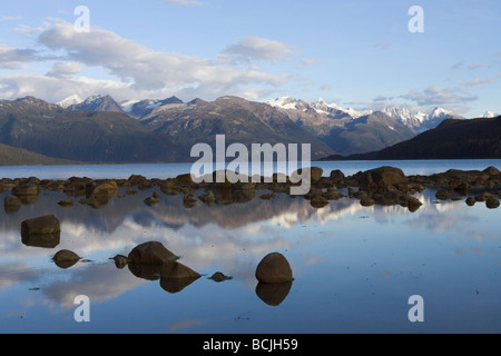 Portage Cove w/Küste Mtns & Chilkat Inlet SE AK Herbst Stockfoto