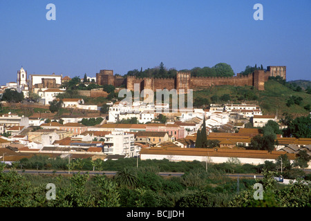 Blick auf die Stadt und die Burg von Silves, die ehemalige Hauptstadt der Algarve Stockfoto