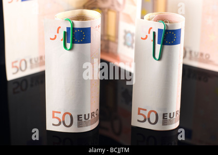 Euro-Banknoten gerollt und auf schwarzen reflektierenden Hintergrund angeordnet Stockfoto