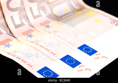 Drei Euro-Banknoten auf schwarzem Hintergrund angeordnet Stockfoto
