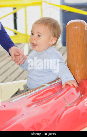 Baby auf Messegelände fahren Stockfoto
