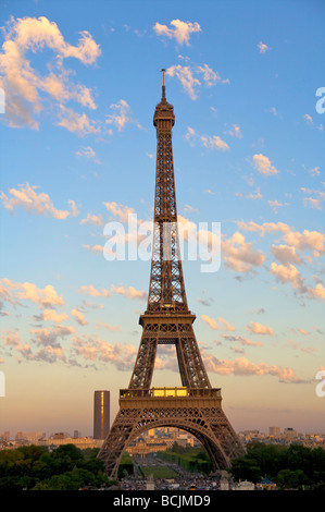 Eiffelturm mit Tour Montparnasse im Hintergrund, Paris, Frankreich Stockfoto