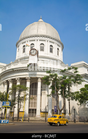 Indien, Westbengalen, Kalkutta, Calcutta, Dalhousie Square, General Post Office, gelbe Botschafter taxi Stockfoto