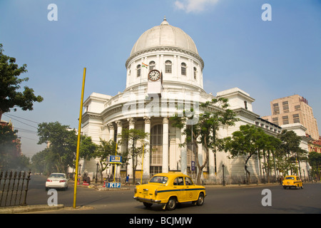 Indien, Westbengalen, Kalkutta, Calcutta, Dalhousie Square, General Post Office, gelbe Botschafter taxi Stockfoto