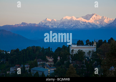 Indien, Westbengalen, Darjeeling, Blick auf neues Rathaus, Stadt, und Kanchenjunga, Khangchendzonga Stockfoto