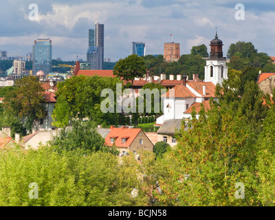 Litauen, Vilnius, moderne Skyline und Russisch-orthodoxe Kirche, die Heilige Muttergottes Stockfoto