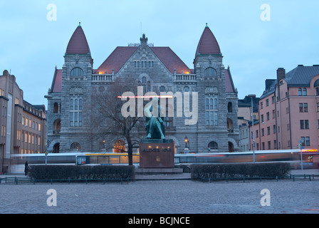 Statue des berühmten finnischen Schriftstellers Aleksis Kivi vor dem nationalen Theater in Helsinki, Finnland Stockfoto