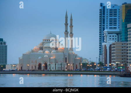 Vereinigte Arabische Emirate, Sharjah, Sharjah Moschee von der Corniche, Dämmerung Stockfoto
