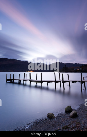 Brandelhow Bay Jetty in der Morgendämmerung, Derwentwater, Keswick, Nationalpark Lake District, Cumbria, England, UK Stockfoto