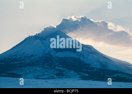 Dampf steigt aus dem Krater des Mt Augustine Vulkan AK SW Winter 1976 Stockfoto