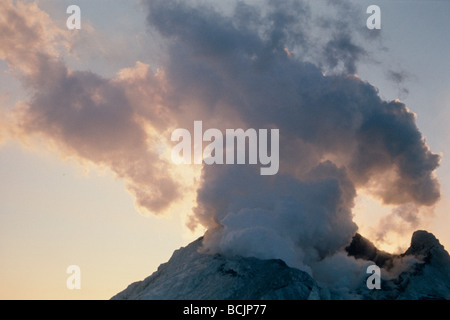 Dampf steigt aus dem Krater des Mt Augustine Vulkan AK SW Winter 1976 Stockfoto