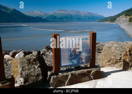 Blick auf Interpetive Zeichen und eingehende trug Flut am Turnagain Arm in der Nähe von Anchorage im Sommer in Yunan Alaska Stockfoto