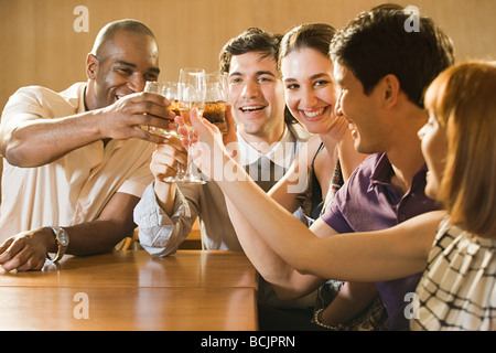 Freunden in einer Bar feiern Stockfoto
