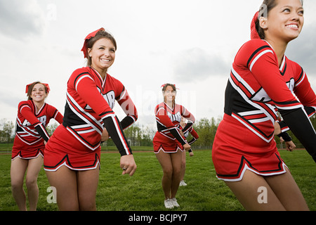 Cheerleader Durchführung routine Stockfoto
