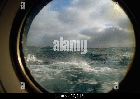 Blick auf rauer See, Bullauge der M/V Bemühung in South Atlantic Sommer Stockfoto