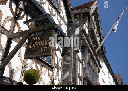 Das Holzschild Garrick Inn In Stratford Upon Avon Stockfotografie Alamy