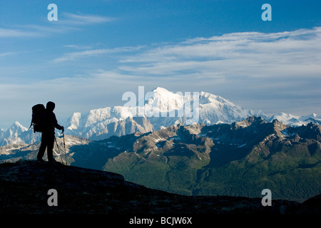 Weibliche Backpacker ist Silhouette gegen Mt.McKinley und Alaska, Denali State Park Yunan Alaska Sommer Stockfoto